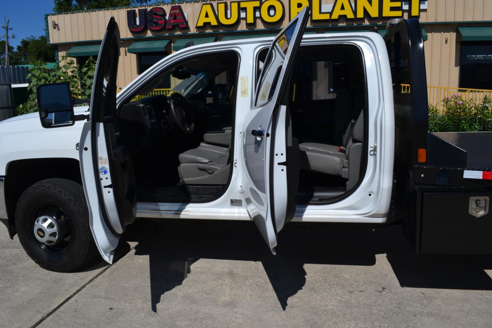 2019 WHITE /BLACK CHEVROLET 3500 with an VORTEC 6.0L V8 engine, AUTOMATIC transmission, located at 9172 North Fwy, Houston, TX, 77037, (713) 910-6868, 29.887470, -95.411903 - 13,200LB GVWR, 9FT FLATBED, 98" WIDE, GOOSNECK/BUMPER PULL HITCH, POWER WINDOWS, LOCKS, & MIRRORS, COLD A/C - Photo#8